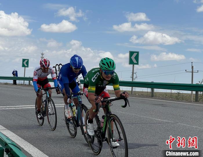 图为车手们比赛途中。 马铭言 摄 图为车手们比赛途中。 马铭言 摄