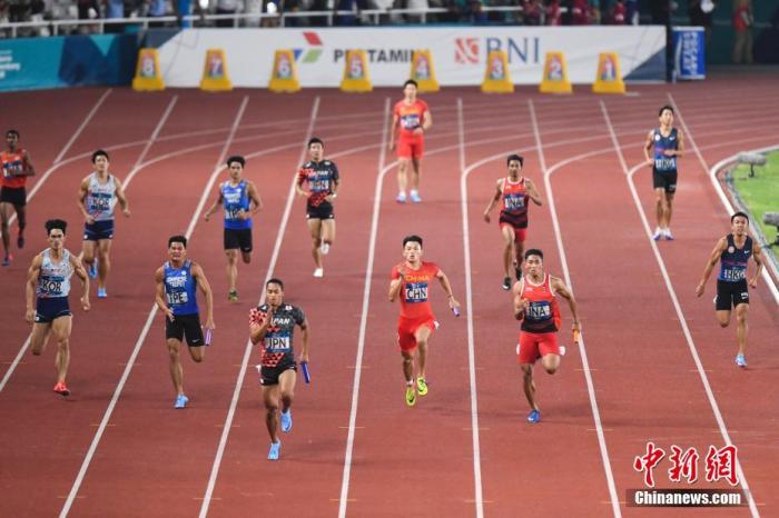资料图：雅加达亚运会田径男子4x100米接力决赛，中国队以38秒89的成绩获得第三名。日本队获得冠军，印尼队获得银牌。图为中国队第四棒许周政冲刺。/p中新社记者 杨华峰 摄