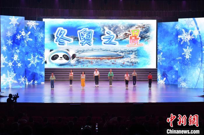 18日晚,“共迎未来”中外人文交流小使者迎冬奥倒计时200天活动在张家口举办。 中新社记者 田雨昊 摄 18日晚,“共迎未来”中外人文交流小使者迎冬奥倒计时200天活动在张家口举办。 /p中新社记者 田雨昊 摄
