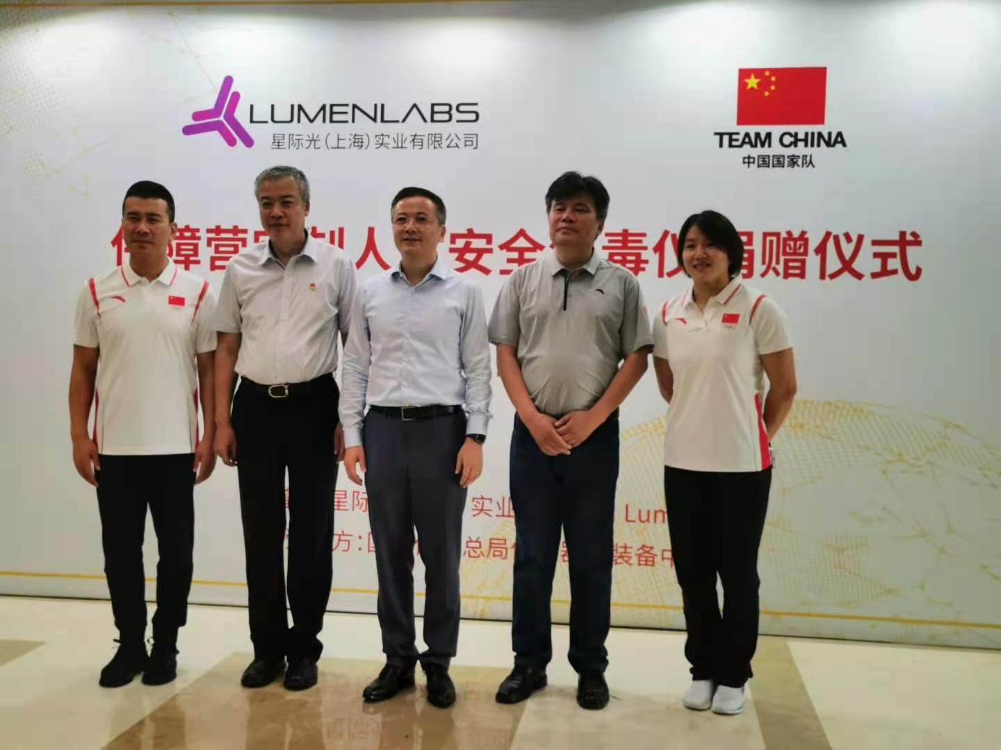 捐赠仪式现场嘉宾合影。 主办方供图 捐赠仪式现场嘉宾合影。 主办方供图