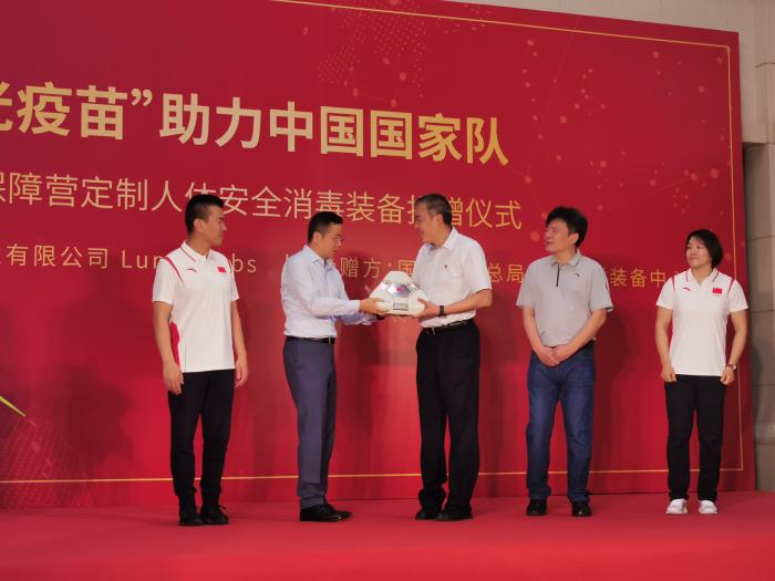 国家体育总局体育器材装备中心孙为民主任代表中心接受捐赠。 主办方供图 国家体育总局体育器材装备中心孙为民主任代表中心接受捐赠。 主办方供图