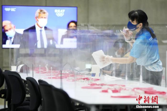 当地时间7月20日,一名工作人员在东京奥运主新闻中心的媒体工作区内进行消毒工作。 中新社记者 韩海丹 摄 当地时间7月20日,一名工作人员在东京奥运主新闻中心的媒体工作区内进行消毒工作。 /p中新社记者 韩海丹 摄