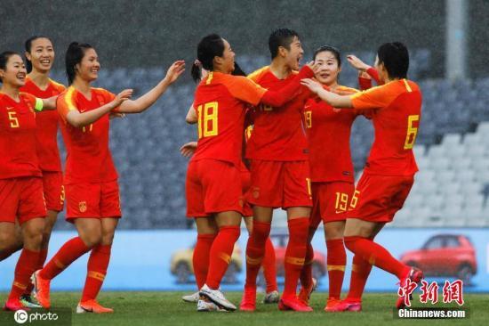 资料图:2月7日,一场6:1,中国女足在奥预赛首战中大胜泰国女足。图为中国女足队员庆祝李影进球。 资料图:2月7日,一场6:1,中国女足在奥预赛首战中大胜泰国女足。图为中国女足队员庆祝李影进球。