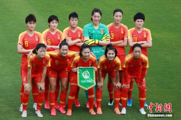 资料图:奥预赛比赛前中国女足队员合影。中新社记者 陶社兰 摄 资料图:奥预赛比赛前中国女足队员合影。/p中新社记者 陶社兰 摄