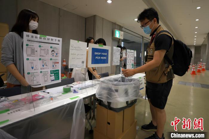东京疫情形势严峻,每个参会人员抵达东京后均要接受密集的核酸检测。图为设在新闻中心的核酸检测站点。 富田 摄 东京疫情形势严峻,每个参会人员抵达东京后均要接受密集的核酸检测。图为设在新闻中心的核酸检测站点。 富田 摄