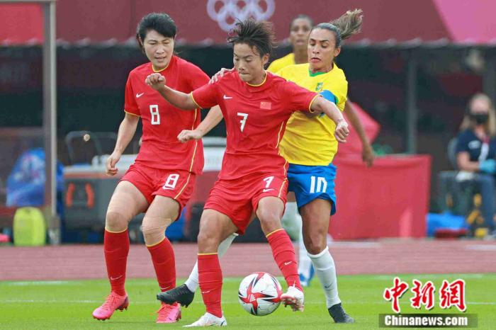 中国女足和巴西女足在比赛中。图片来源:视觉中国 中国女足和巴西女足在比赛中。图片来源:视觉中国