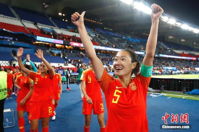 资料图:吴海燕(右一)在赛后庆祝胜利。当日,在法国巴黎举行的2019年国际足联女足世界杯B组小组赛中,中国队以1比0战胜南非队。中新社记者 富田 摄 资料图:吴海燕(右一)在赛后庆祝胜利。当日,在法国巴黎举行的2019年国际足联女足世界杯B组小组赛中,中国队以1比0战胜南非队。/p中新社记者 富田 摄