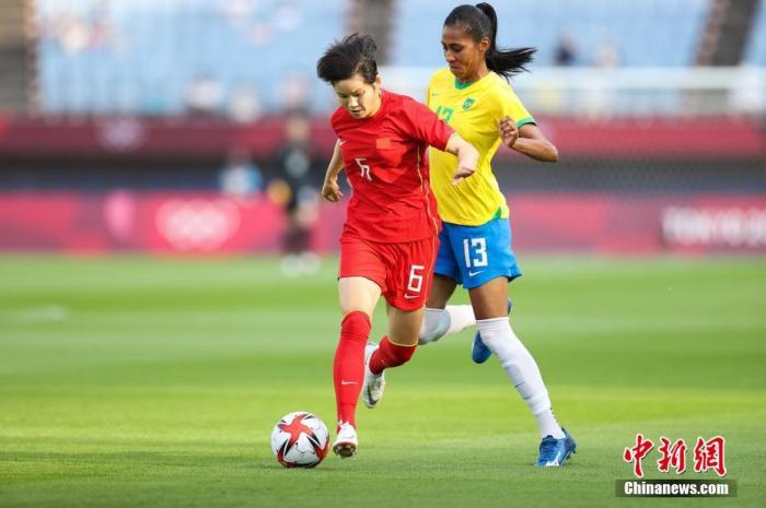 北京时间7月21日下午,2020东京奥运会女足比赛展开对决。中国女足在宫城体育场迎战巴西女足,这也是中国代表团在本届赛事的首次亮相。最终,中国女足0-5大比分不敌巴西,无缘东京奥运会开门红。图为比赛现场。 图片来源:视觉中国 北京时间7月21日下午,2020东京奥运会女足比赛展开对决。中国女足在宫城体育场迎战巴西女足,这也是中国代表团在本届赛事的首次亮相。最终,中国女足0-5大比分不敌巴西,无缘东京奥运会开门红。图为比赛现场。 图片来源:视觉中国