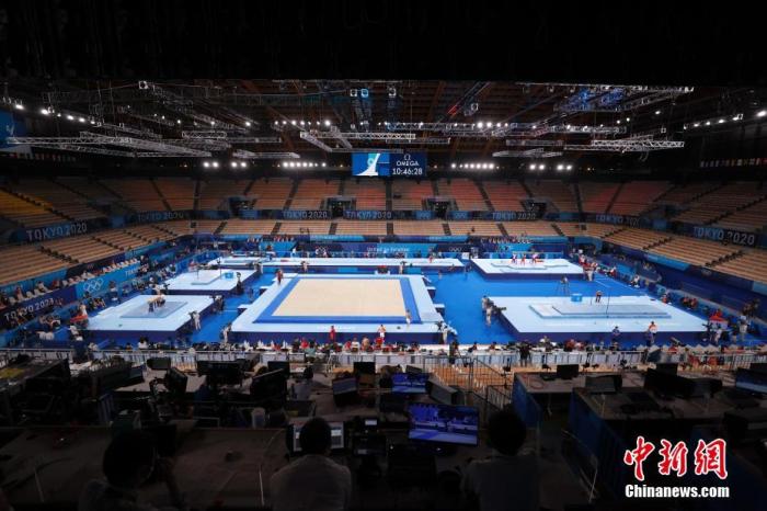 当地时间7月21日，东京奥运会开幕在即，各国运动员在位于东京的有明体操体育馆进行适应场地训练。 /p中新社记者 富田 摄
