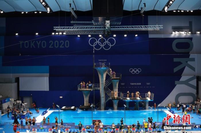 当地时间7月21日，东京奥运会开幕在即，各国运动员在东京水上运动中心进行适应场地训练。 /p中新社记者 富田 摄