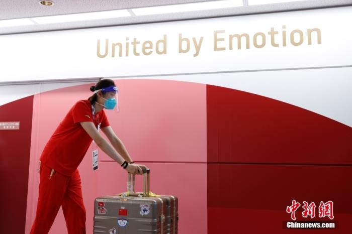 7月19日,参加东京奥运会的中国女排队员抵达东京成田机场。图为朱婷抵达东京。 中新社记者 韩海丹 摄 7月19日,参加东京奥运会的中国女排队员抵达东京成田机场。图为朱婷抵达东京。 /p中新社记者 韩海丹 摄