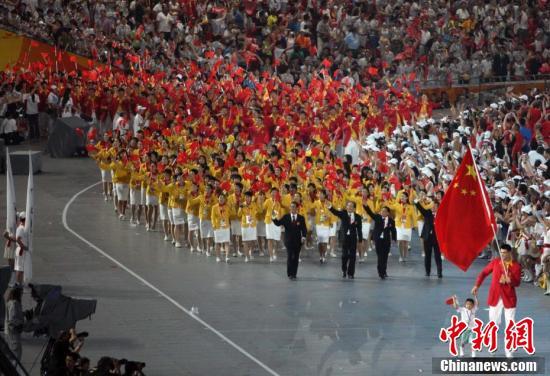 资料图:2008年8月8日,第29届夏季奥运会在北京国家体育场“鸟巢”举行。中国代表团的旗手是著名篮球运动员姚明,走在姚明身边的是获得英雄少年光荣称号的四川省阿坝州映秀镇渔子溪小学二年级学生林浩。中新社记者 任晨鸣 摄 (图文整理 徐曦弋) 资料图:2008年8月8日,第29届夏季奥运会在北京国家体育场“鸟巢”举行。中国代表团的旗手是著名篮球运动员姚明,走在姚明身边的是获得英雄少年光荣称号的四川省阿坝州映秀镇渔子溪小学二年级学生林浩。/p中新社记者 任晨鸣 摄 (图文整理 徐曦弋)