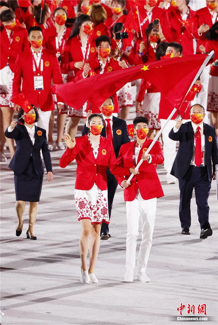 开门红！中国代表团入场！礼服上有这些小细节……
