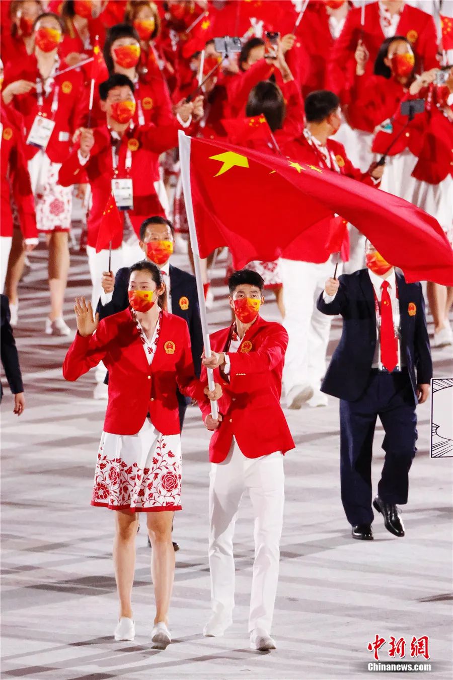 开门红！中国代表团入场！礼服上有这些小细节……