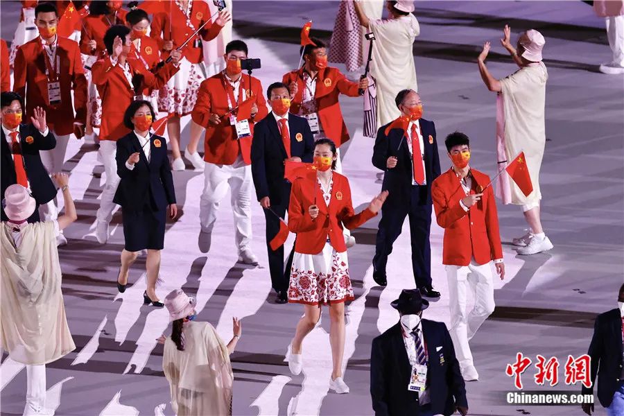 开门红！中国代表团入场！礼服上有这些小细节……