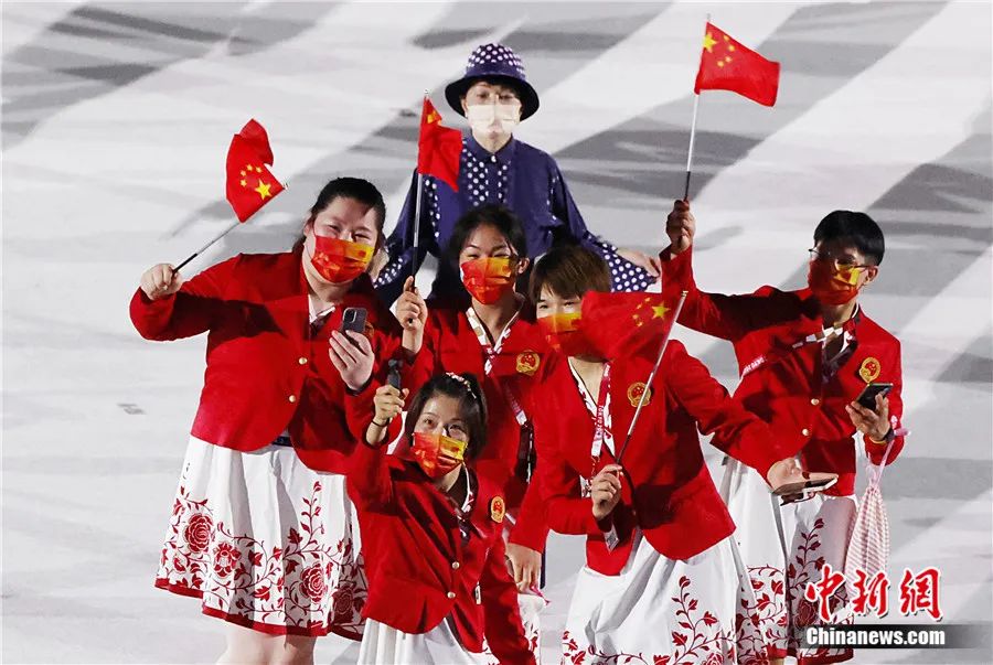 开门红！中国代表团入场！礼服上有这些小细节……