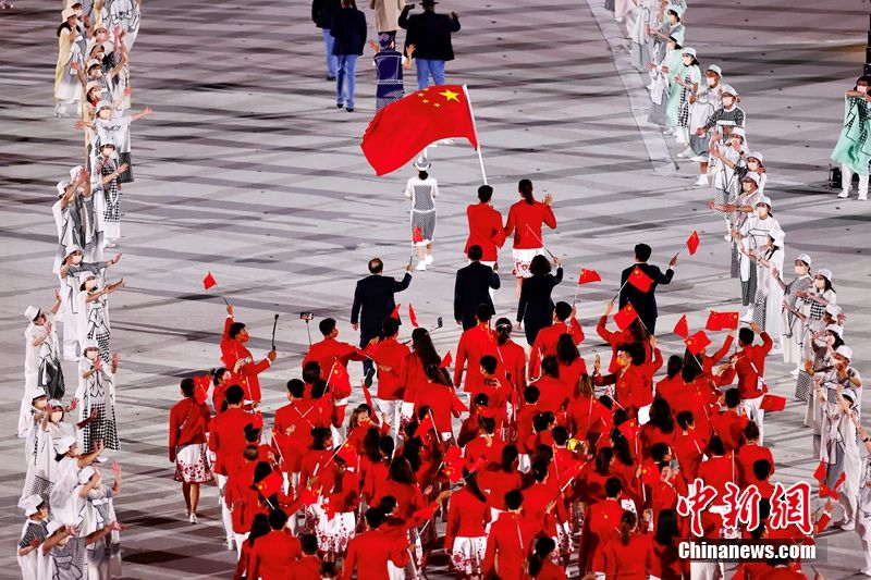 开门红！中国代表团入场！礼服上有这些小细节……