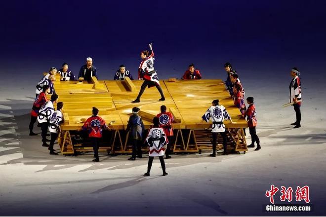 7月23日，第32届夏季奥林匹克运动会开幕式在日本东京新国立竞技场举行。图为开幕式现场表演。/p中新社记者 富田 摄