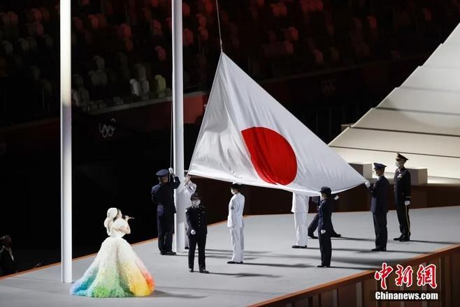北京时间7月23日，东京奥运会开幕式在日本东京新国立竞技场举行。图为日本国旗在开幕式上升起。/p中新社记者 韩海丹 摄