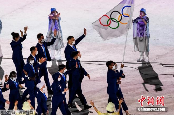 北京时间7月23日，第32届夏季奥运会开幕式在日本首都东京新国立竞技场举行。难民代表团出场。