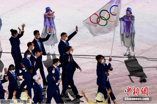 北京时间7月23日,第32届夏季奥运会开幕式在日本首都东京新国立竞技场举行。难民代表团出场。 北京时间7月23日,第32届夏季奥运会开幕式在日本首都东京新国立竞技场举行。难民代表团出场。