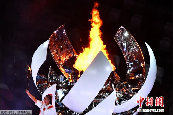 大坂直美点燃主火炬。 大坂直美点燃主火炬。