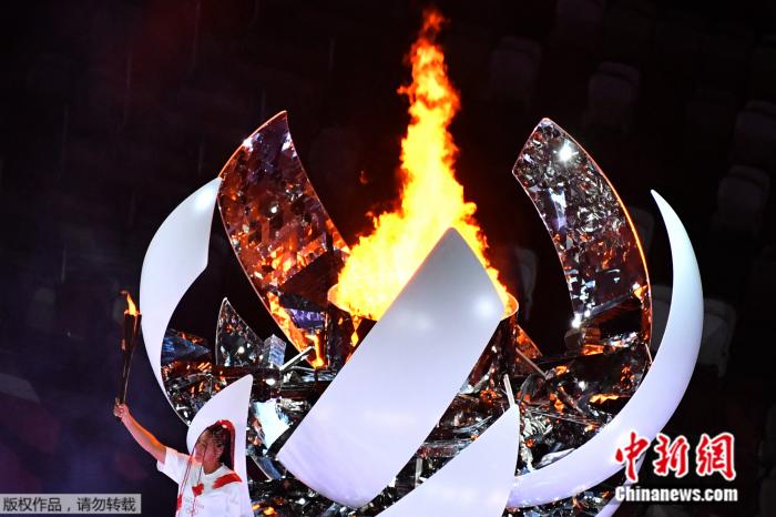 大坂直美点燃主火炬。 大坂直美点燃主火炬。