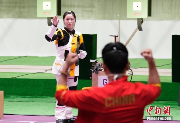 7月24日举行的东京奥运会女子10米气步枪决赛中，中国选手杨倩夺得冠军，为中国代表团揽入本届奥运会第一枚金牌。这也是本届东京奥运会诞生的首枚金牌。图为比赛结束后杨倩朝教练团队挥手。/p中新社记者 杜洋 摄