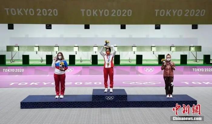 7月24日举行的东京奥运会女子10米气步枪决赛中,中国选手杨倩夺得冠军,为中国代表团揽入本届奥运会第一枚金牌。这也是本届东京奥运会诞生的首枚金牌。图为获得奖牌的选手们站在领奖台上。中新社记者 杜洋 摄 7月24日举行的东京奥运会女子10米气步枪决赛中,中国选手杨倩夺得冠军,为中国代表团揽入本届奥运会第一枚金牌。这也是本届东京奥运会诞生的首枚金牌。图为获得奖牌的选手们站在领奖台上。/p中新社记者 杜洋 摄