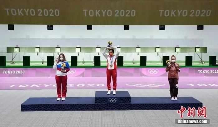 7月24日举行的东京奥运会女子10米气步枪决赛中，中国选手杨倩夺得冠军，为中国代表团揽入本届奥运会第一枚金牌。这也是本届东京奥运会诞生的首枚金牌。图为获得奖牌的选手们站在领奖台上。/p中新社记者 杜洋 摄