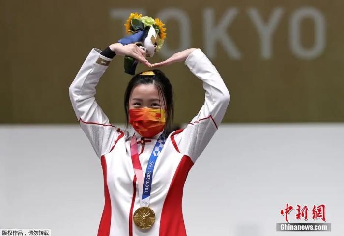 7月24日举行的东京奥运会女子10米气步枪决赛中,中国选手杨倩夺得冠军,为中国代表团揽入本届奥运会第一枚金牌。这也是本届东京奥运会诞生的首枚金牌。图为杨倩在领奖台上比出爱心手势。 7月24日举行的东京奥运会女子10米气步枪决赛中,中国选手杨倩夺得冠军,为中国代表团揽入本届奥运会第一枚金牌。这也是本届东京奥运会诞生的首枚金牌。图为杨倩在领奖台上比出爱心手势。