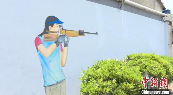 村中杨倩的画像。 《体坛报》供图 村中杨倩的画像。 《体坛报》供图