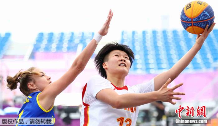 中国三人女篮(白)在比赛中。
中国三人女篮(白)在比赛中。