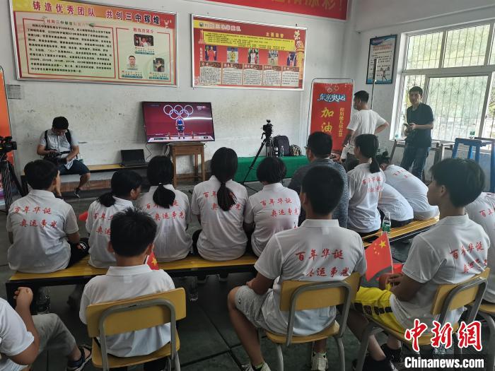 侯志慧启蒙教练与学弟学妹一起收看比赛。 桂阳县委宣传部供图 侯志慧启蒙教练与学弟学妹一起收看比赛。 桂阳县委宣传部供图