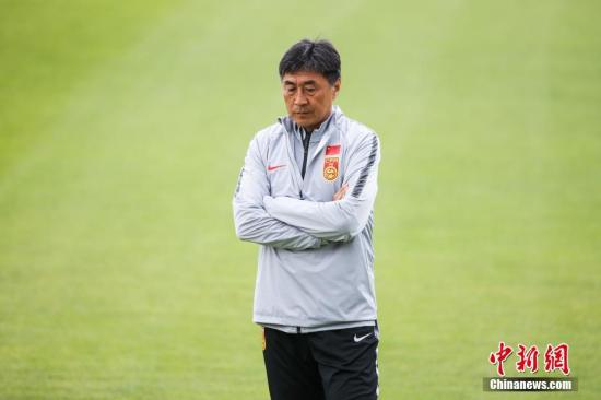 当地时间6月11日,中国女足在巴黎北部的训练场训练,备战世界杯第二场小组赛,她们将于13日对阵南非队。图为中国队主教练贾秀全。中新社记者 富田 摄 当地时间6月11日,中国女足在巴黎北部的训练场训练,备战世界杯第二场小组赛,她们将于13日对阵南非队。图为中国队主教练贾秀全。/p中新社记者 富田 摄