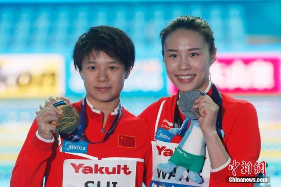 7月19日,中国选手施廷懋(左)、王涵合影。当日,在韩国光州举行的2019游泳世锦赛女子三米板决赛中,中国选手施廷懋以391分夺得金牌,另一位中国选手王涵以372.85分摘得银牌。 中新社记者 韩海丹 摄 7月19日,中国选手施廷懋(左)、王涵合影。当日,在韩国光州举行的2019游泳世锦赛女子三米板决赛中,中国选手施廷懋以391分夺得金牌,另一位中国选手王涵以372.85分摘得银牌。 /p中新社记者 韩海丹 摄