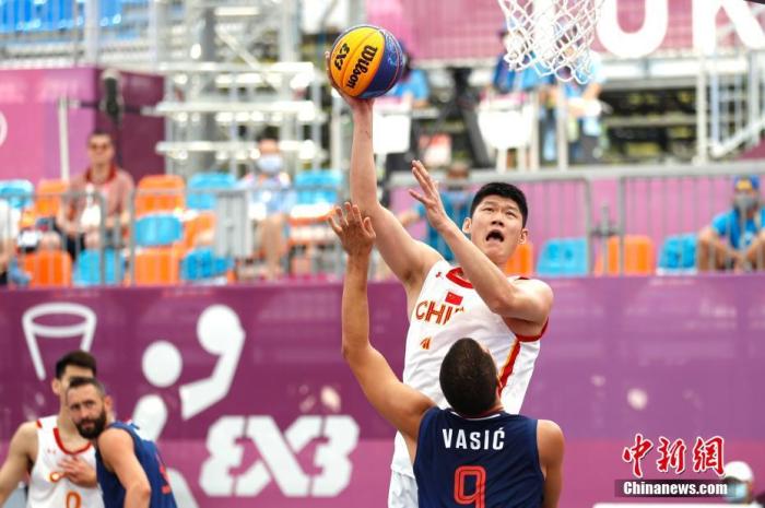 在7月24日进行的小组循环赛中,中国男队13:22不敌塞尔维亚队。 中新社记者 富田 摄 在7月24日进行的小组循环赛中,中国男队13:22不敌塞尔维亚队。 /p中新社记者 富田 摄