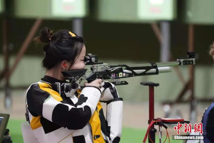 图为杨倩在女子10米气步枪资格赛中。中新社记者 杜洋 摄 图为杨倩在女子10米气步枪资格赛中。/p中新社记者 杜洋 摄