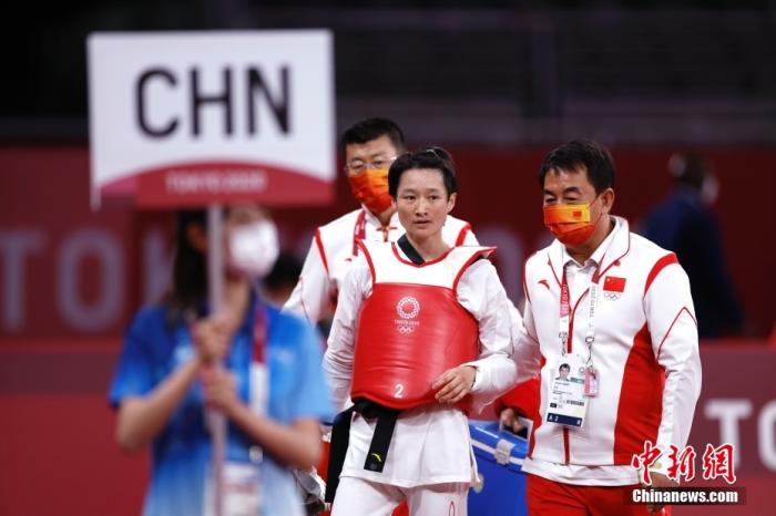 当地时间7月24日，中国选手吴静钰(右二)赛后离场。 /p中新社记者 富田 摄