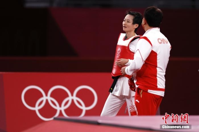 当地时间7月24日，中国选手吴静钰(左)赛后离场。 /p中新社记者 富田 摄