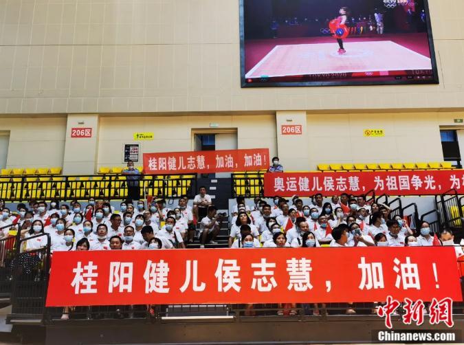 桂阳县体育中心群众组织收看比赛。桂阳县委宣传部供图

