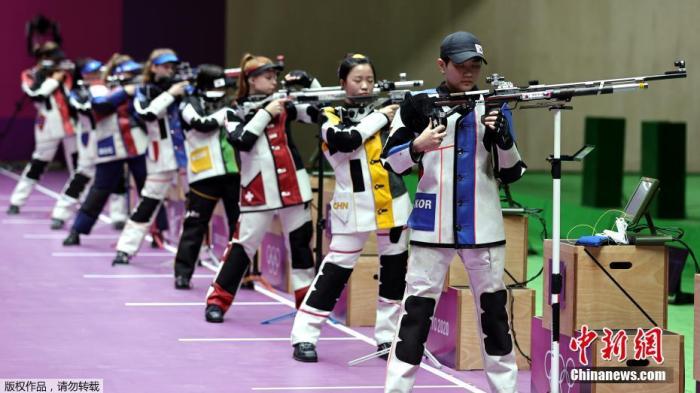 7月24日举行的东京奥运会女子10米气步枪决赛中,中国选手杨倩夺得冠军,为中国代表团揽入本届奥运会第一枚金牌。这也是本届东京奥运会诞生的首枚金牌。 7月24日举行的东京奥运会女子10米气步枪决赛中,中国选手杨倩夺得冠军,为中国代表团揽入本届奥运会第一枚金牌。这也是本届东京奥运会诞生的首枚金牌。