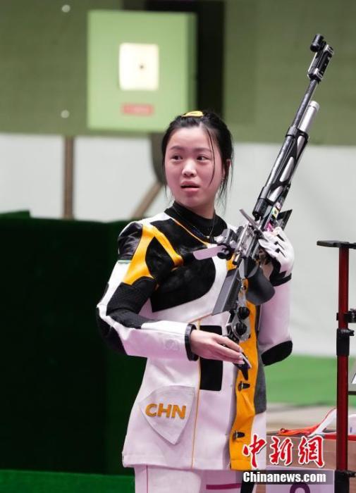 7月24日举行的东京奥运会女子10米气步枪决赛中，中国选手杨倩夺得冠军，为中国代表团揽入本届奥运会第一枚金牌。这也是本届东京奥运会诞生的首枚金牌。图为赛场内的杨倩。/p中新社记者 杜洋 摄