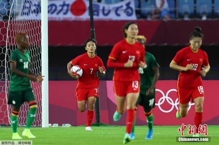 7月24日，东京奥运会女足小组赛第二轮展开，中国女足4战平4赞比亚女足。比赛中，王霜独中四元，仍未能助中国队未能带走胜利。本场过后，中国女足两战一平一负积1分，最后一轮她们将面对小组最强对手荷兰女足。图为中国女足在比赛中进球。