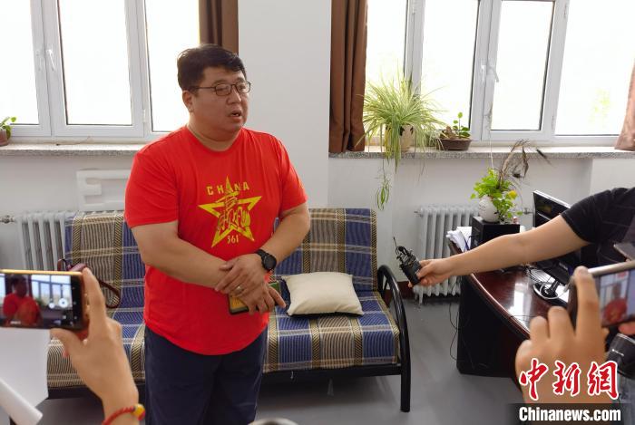 图为河北省跳水队领队单勇在接受采访。　吕子豪 摄
