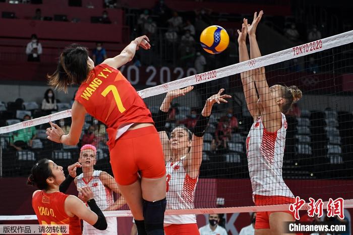 中国女排对阵土耳其女排。
