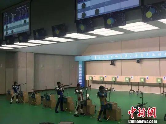 资料图：江苏省苏州市体育运动学校盛李豪在体校甲组男子10米气步枪个人赛比赛中。　杨静 摄