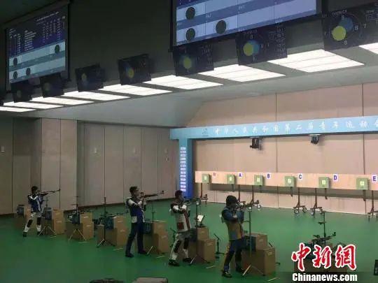 资料图:江苏省苏州市体育运动学校盛李豪在体校甲组男子10米气步枪个人赛比赛中。 杨静 摄 资料图:江苏省苏州市体育运动学校盛李豪在体校甲组男子10米气步枪个人赛比赛中。 杨静 摄