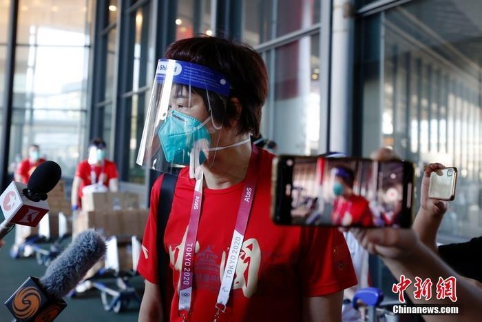 7月19日,参加东京奥运会的中国女排队员抵达东京成田机场。图为主教练郎平接受媒体采访。中新社记者 韩海丹 摄 7月19日,参加东京奥运会的中国女排队员抵达东京成田机场。图为主教练郎平接受媒体采访。/p中新社记者 韩海丹 摄