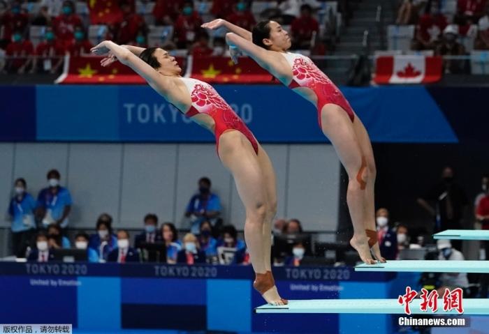北京时间7月25日下午，东京奥运会跳水女子双人3米板决赛中，中国跳水名将施廷懋搭档王涵，以总分326.40成功夺金。
